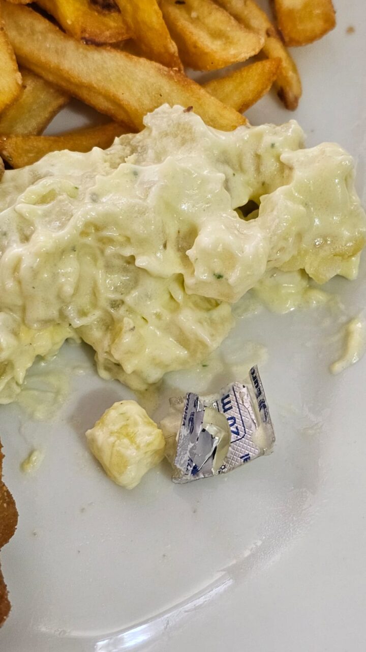Cartela de remédio é encontrada em marmita comprada em SC; veja imagens
