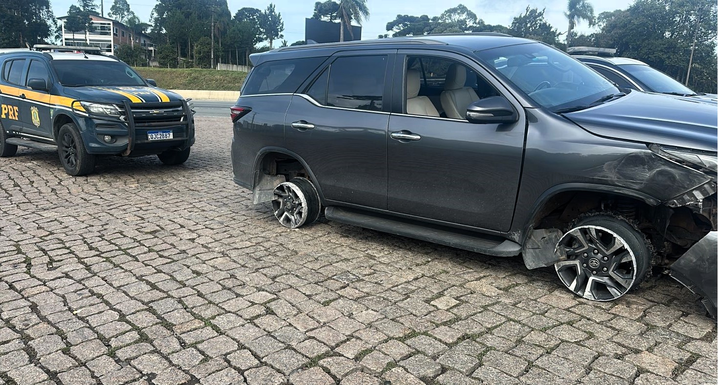 VÍDEO: Motorista furta Hilux em SC, fura pedágio e foge em alta velocidade | Imagem: PRF/ reprodução