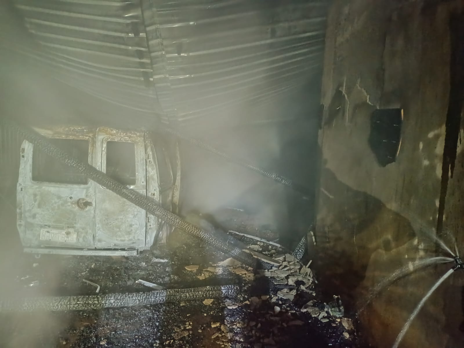 Incêndio destrói garagem com carro e motocicleta em SC | CBMSC