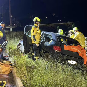 Homem fica ferido após carro sair da pista e bater em poste no Oeste de SC | CBMSC