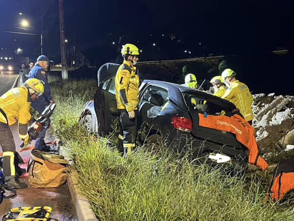 Homem fica ferido após carro sair da pista e bater em poste no Oeste de SC | CBMSC