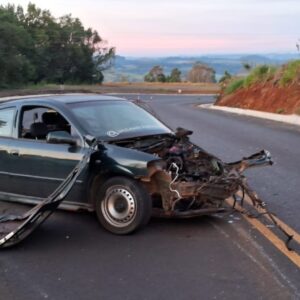 Motorista morre ao ser lançado do carro em batida contra pedra na SC-283. - Foto: CBMSC/Reprodução