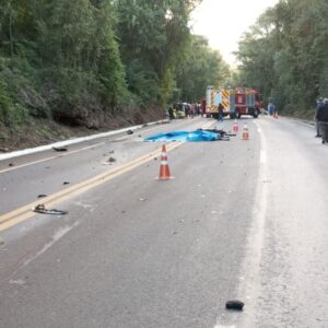 Motociclista morre em colisão frontal com carro na BR-282 em SC. - Foto: CBMSC/Reprodução