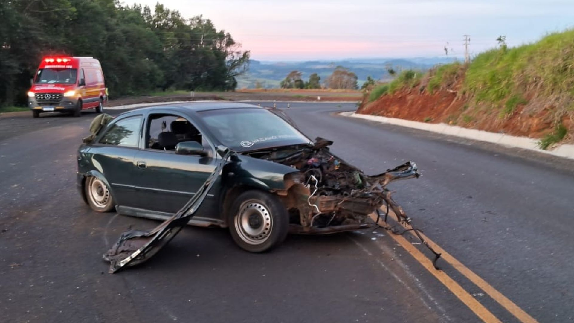 Motorista morre ao ser lançado do carro em batida contra pedra na SC-283. – Foto: CBMSC/Reprodução