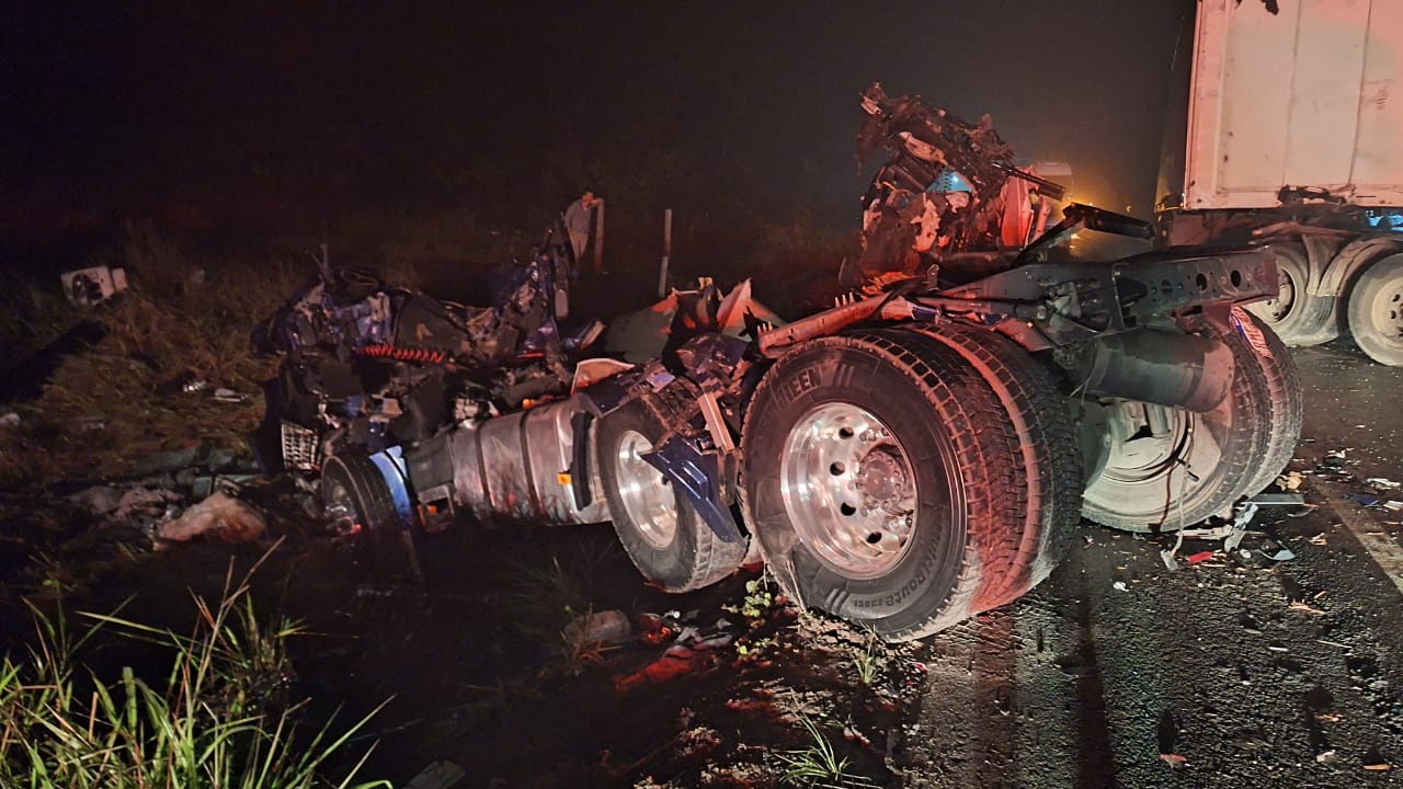 Colisão frontal entre caminhões deixa motorista morto na SC-416. – Foto: PMRv/Reprodução