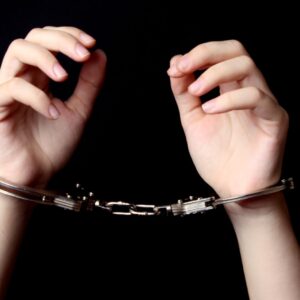 Mulher é condenada por matar ex do parceiro e queimar corpo em SC. - Foto: Canva/Reprodução