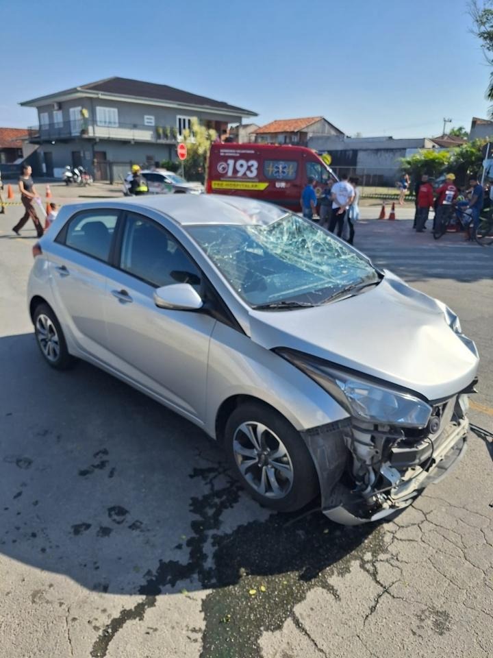 motociclista bate em carro e 'voa' em rua de SC