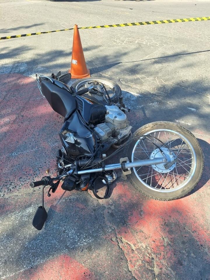 motociclista bate em carro e 'voa' em rua de SC