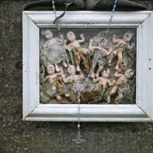 Uma vala coletiva foi encontrada com os restos de 796 bebês e crianças de até três anos, enterrados em um antigo tanque de esgoto. - Foto: Charles McQuillan/Getty Images