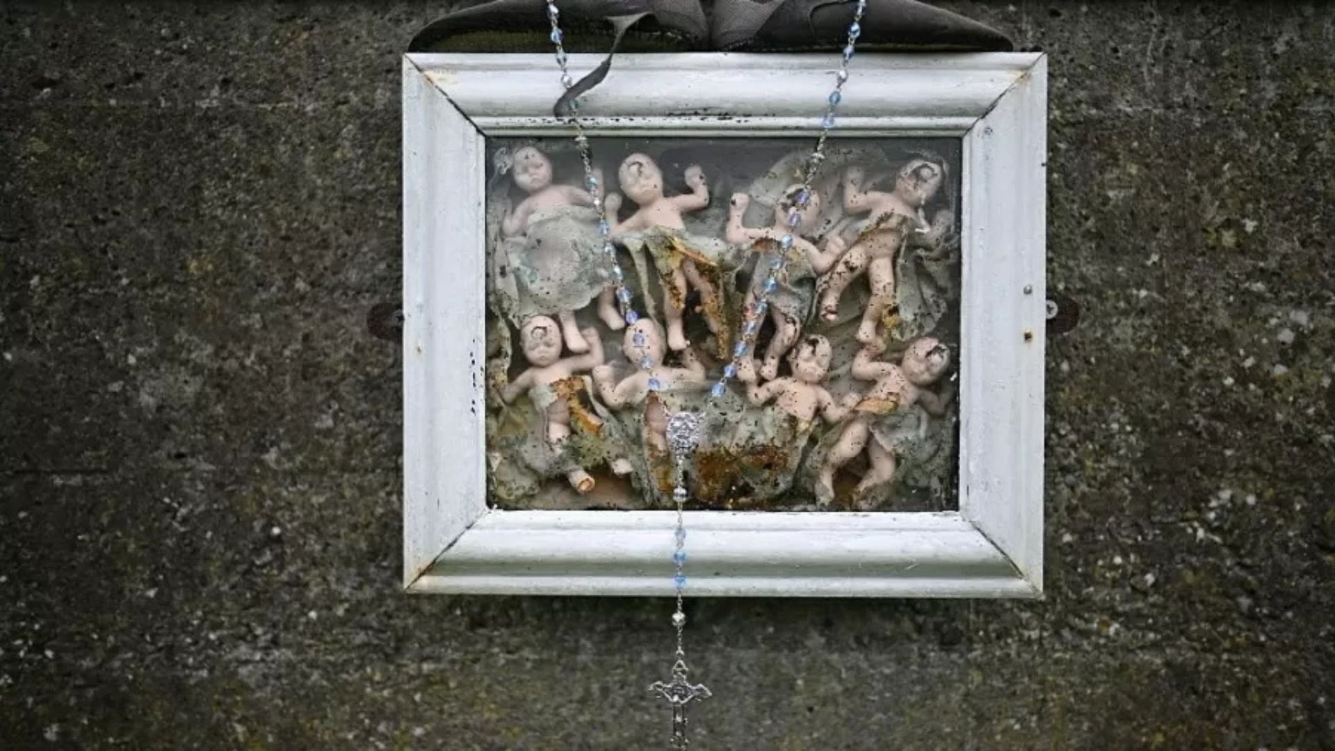 Uma vala coletiva foi encontrada com os restos de 796 bebês e crianças de até três anos, enterrados em um antigo tanque de esgoto. – Foto: Charles McQuillan/Getty Images