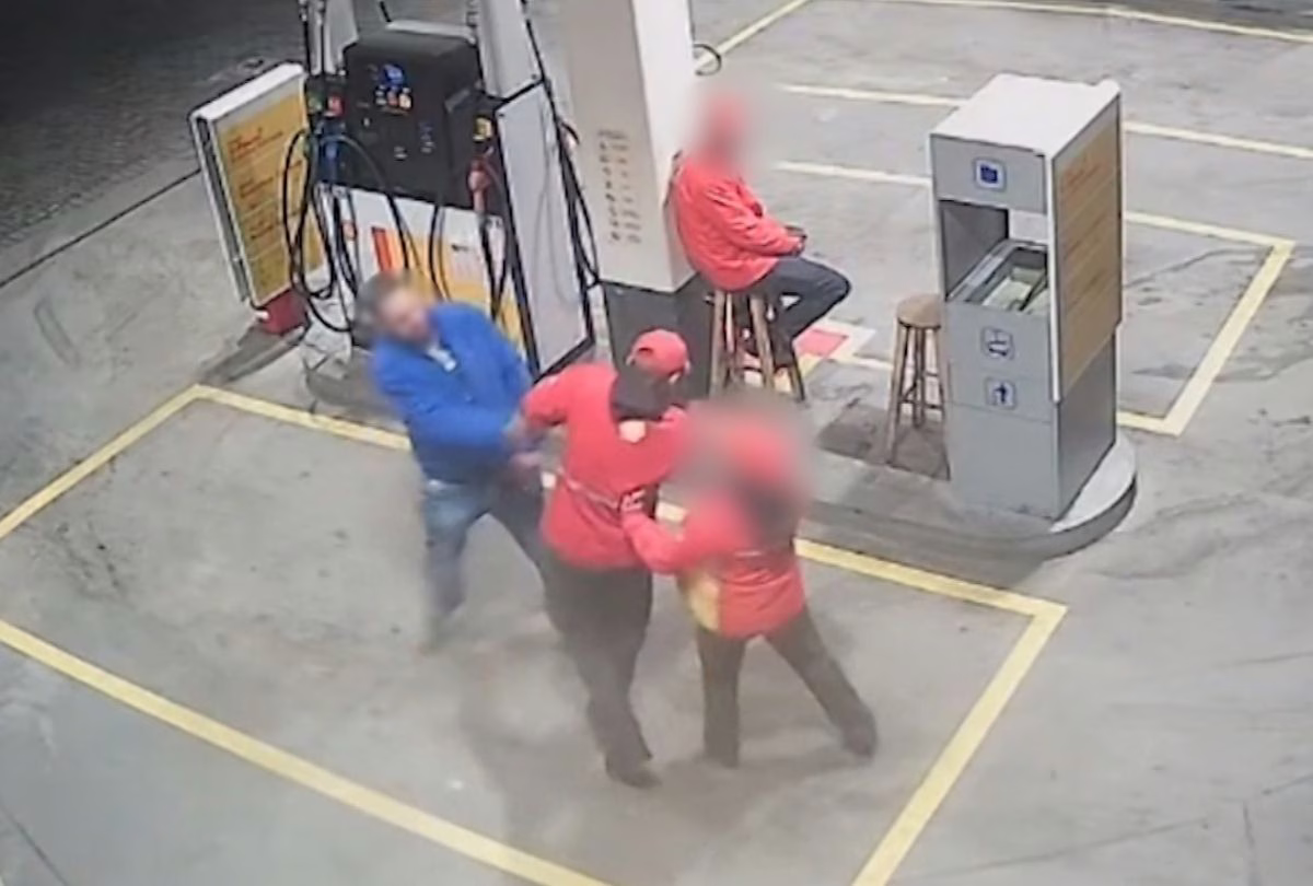 VÍDEO: frentista é empurrado e leva tapa na cara durante o trabalho -Imagem: reprodução/ massa