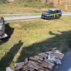 Perseguição termina com carro capotado e apreensão de maconha em SC. - Foto: PRF/Reprodução