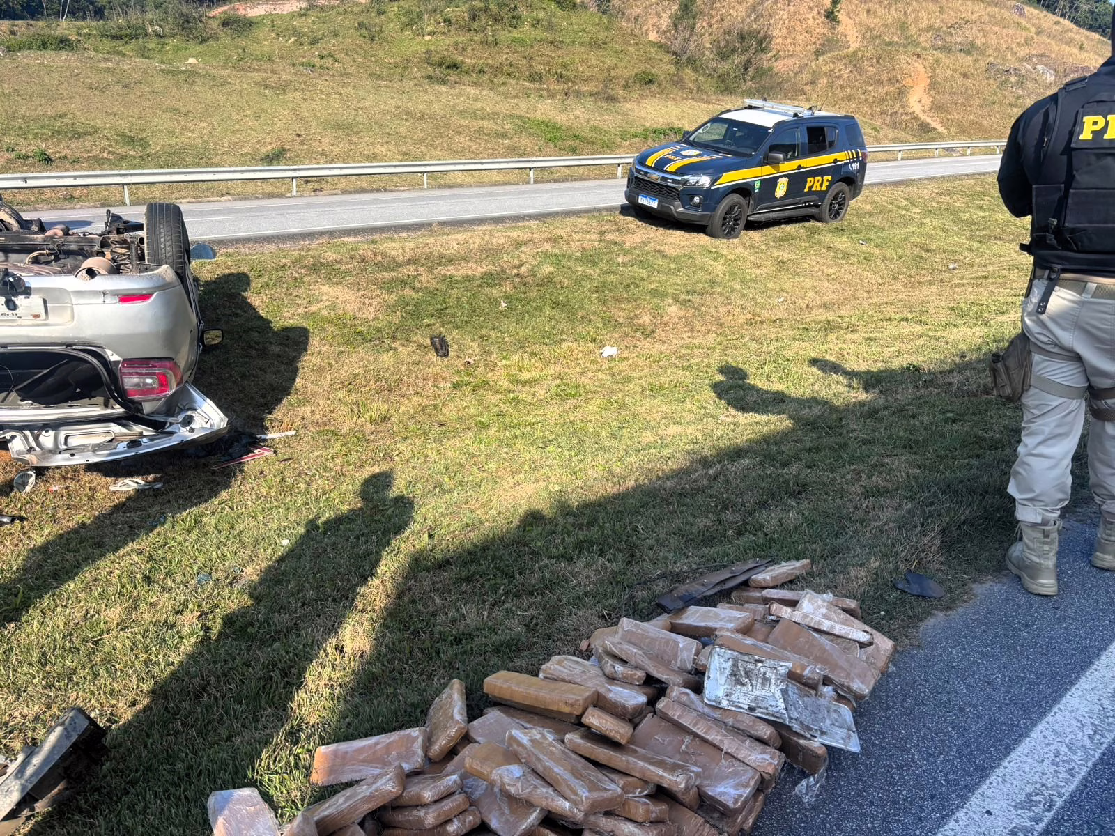 Perseguição termina com carro capotado e apreensão de maconha em SC. – Foto: PRF/Reprodução Perseguição termina com carro capotado e apreensão de maconha em SC. – Foto: PRF/Reprodução