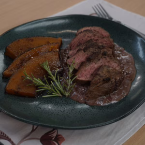 Aprenda a fazer um delicioso cordeiro ao vinho tinto | Foto: SCC SBT/Reprodução