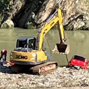 Carro cai em rio e jovem de 18 anos morre em SC. - Foto: CBMSC/Reprodução