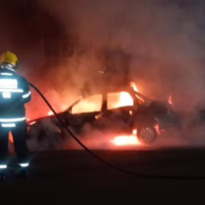 Carro é consumido por incêndio no centro de Santa Cecília | Foto: 2 BBM
