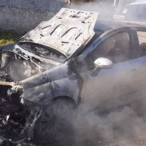 Carro pega fogo em Correia Pinto e bombeiros agem rápido | Foto: 5 BBM