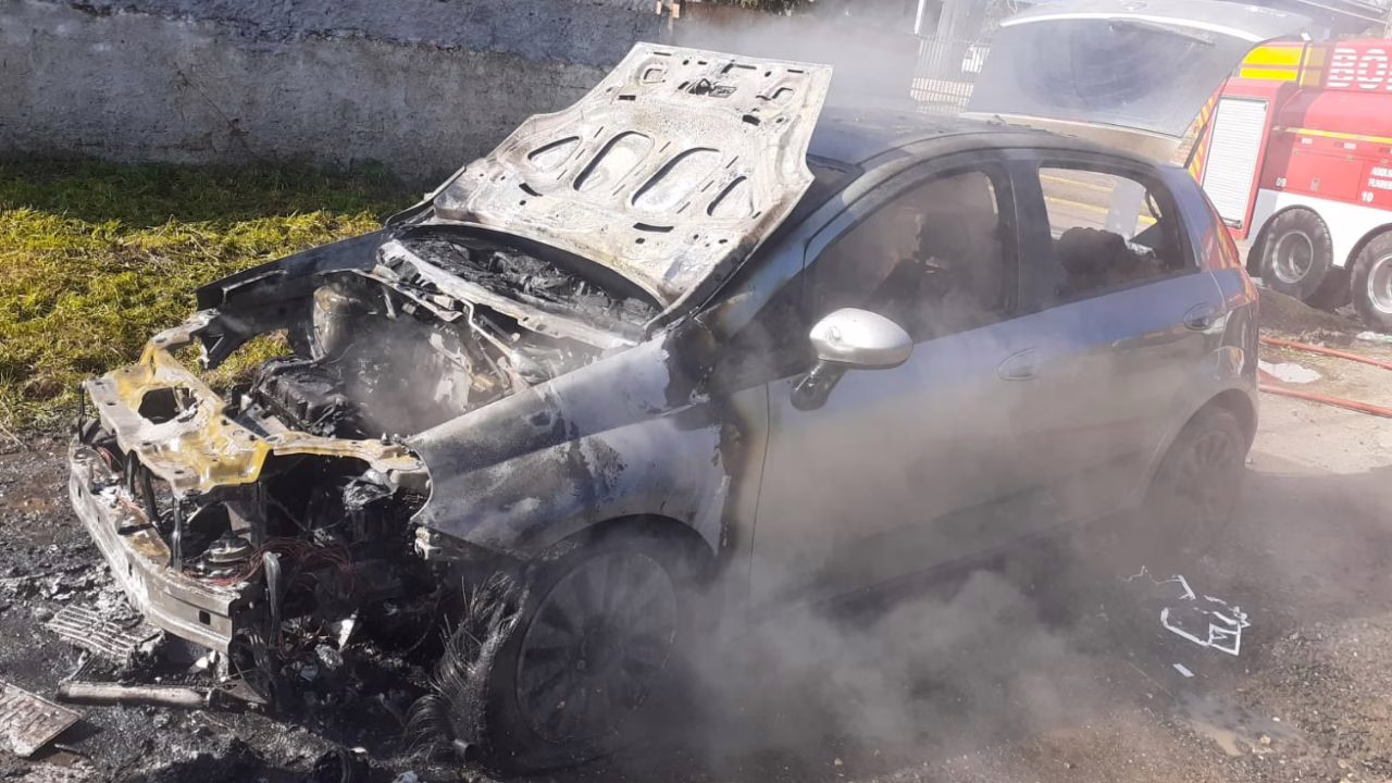 Carro pega fogo em Correia Pinto e bombeiros agem rápido | Foto: 5 BBM