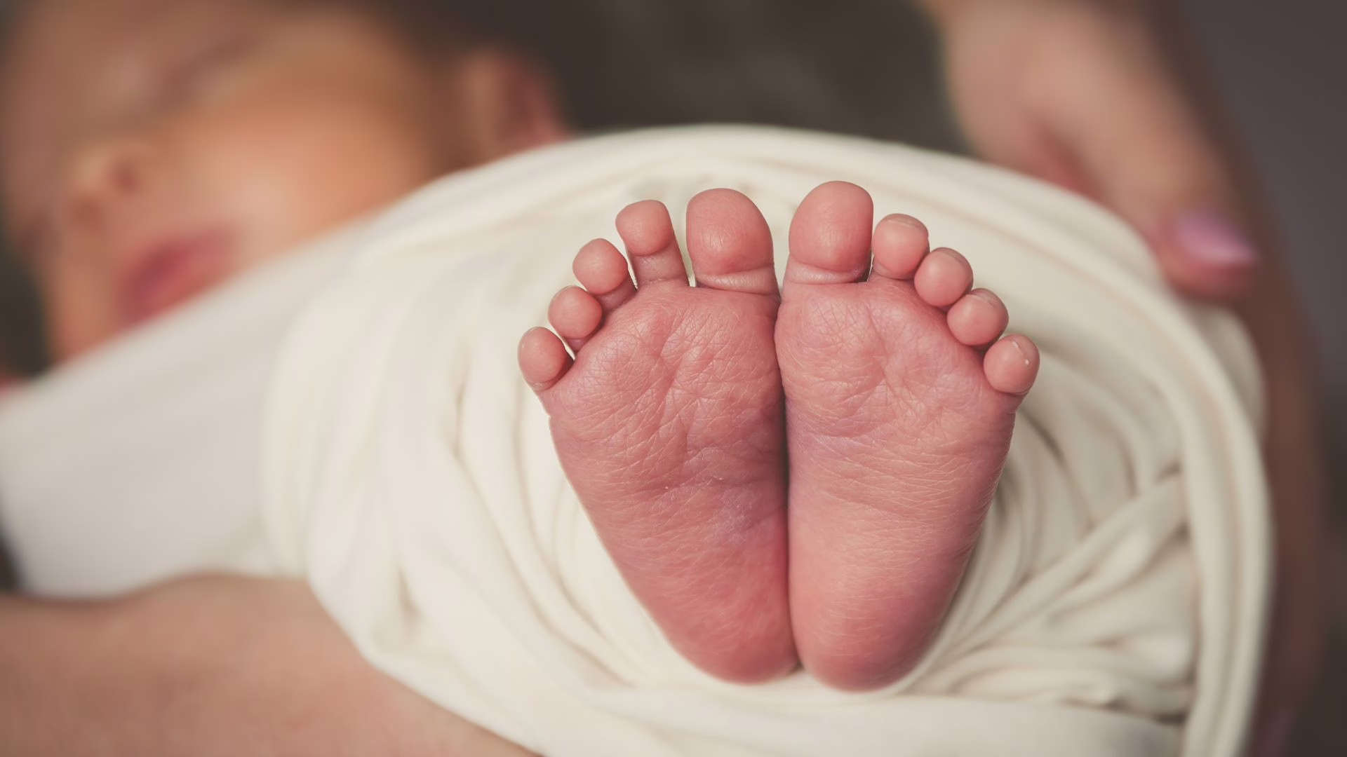 Casal que tentou comprar bebê por R$ 500 é preso: entenda o caso. – Foto: Imagem Ilustrativa/Canva/Reprodução