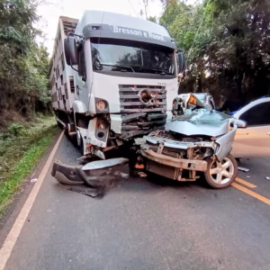 Colisão frontal com caminhão mata mulher na SC-283. - Foto: PMRv/Reprodução