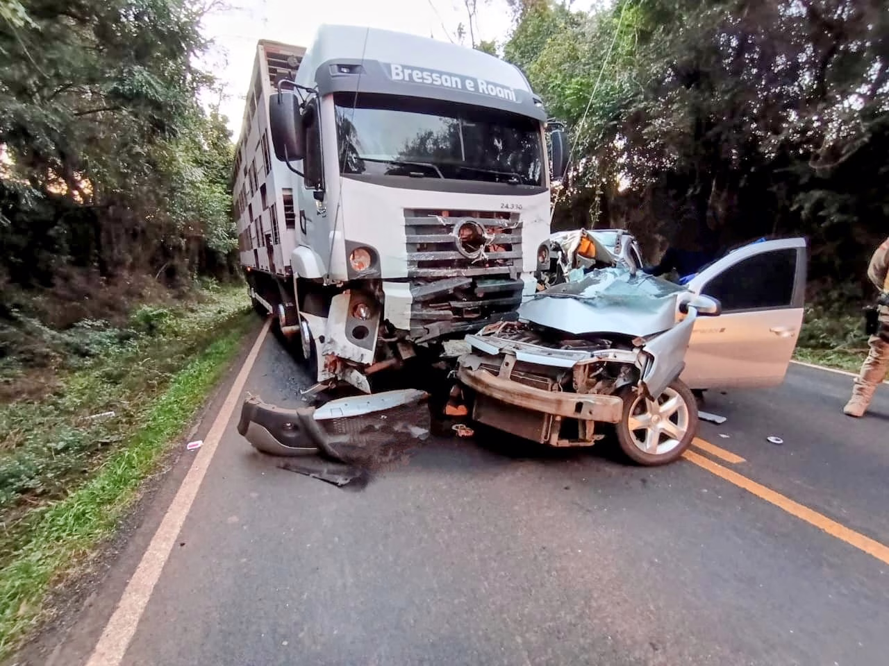 Colisão frontal com caminhão mata mulher na SC-283. – Foto: PMRv/Reprodução