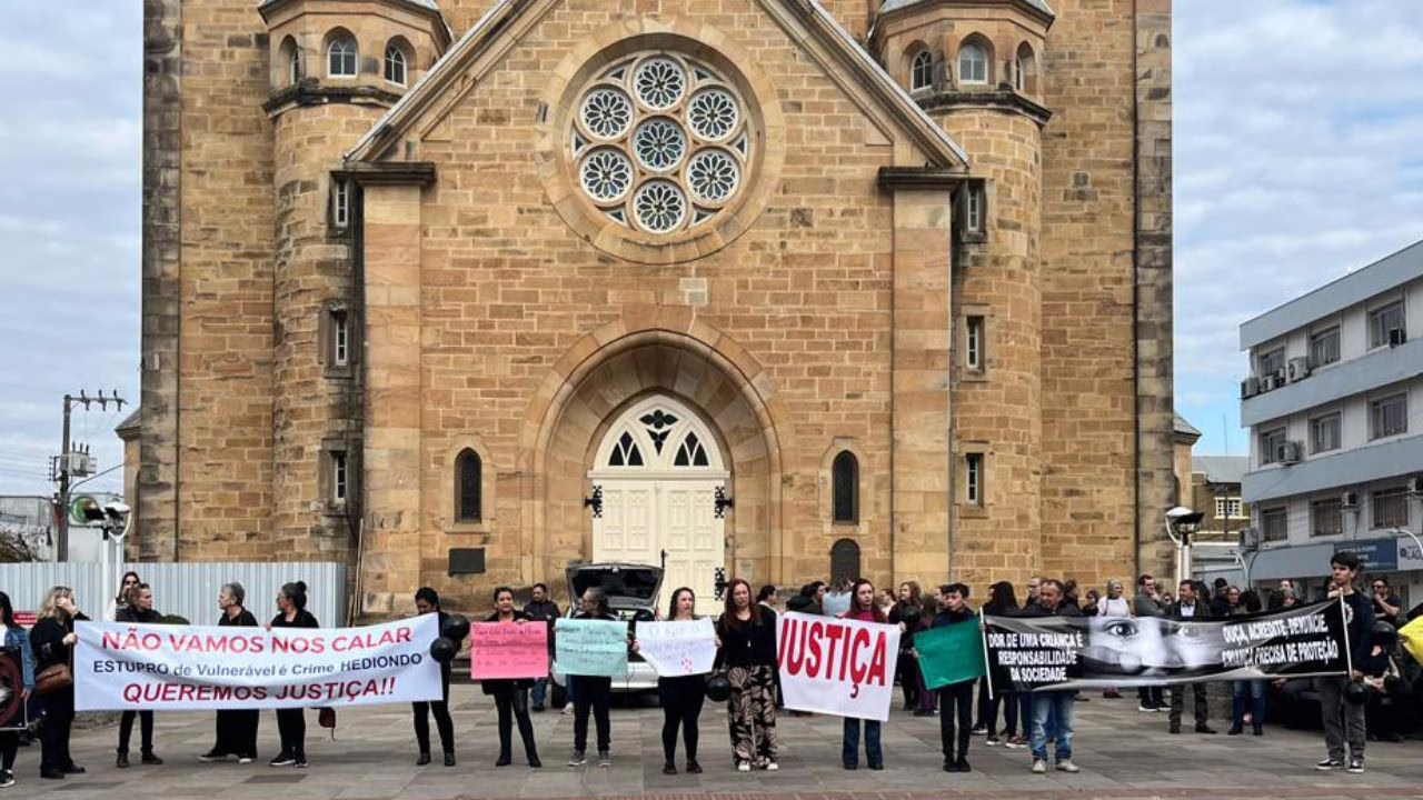 Manifestação na Catedral de Lages | Foto: Juliana Puhale/Rádio Clube de Lages