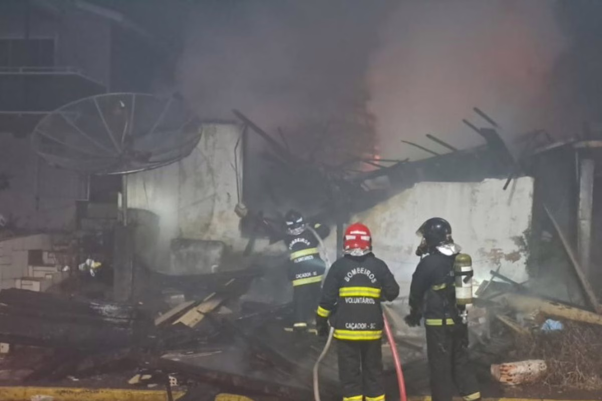Corpo carbonizado é encontrado em casa consumida por incêndio