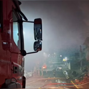 Corpo carbonizado é encontrado em casa consumida por incêndio em SC | Imagem: Corpo de Bombeiros Voluntários de Caçador/Reprodução