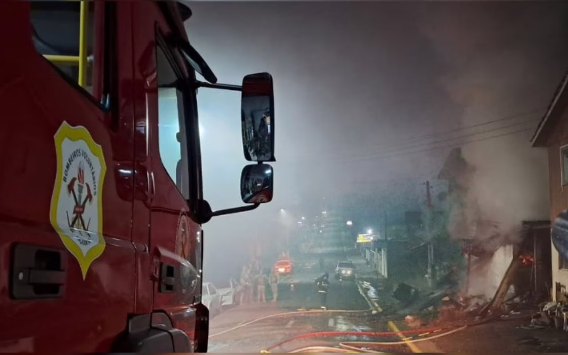 Corpo carbonizado é encontrado em casa consumida por incêndio em SC | Imagem: Corpo de Bombeiros Voluntários de Caçador/Reprodução