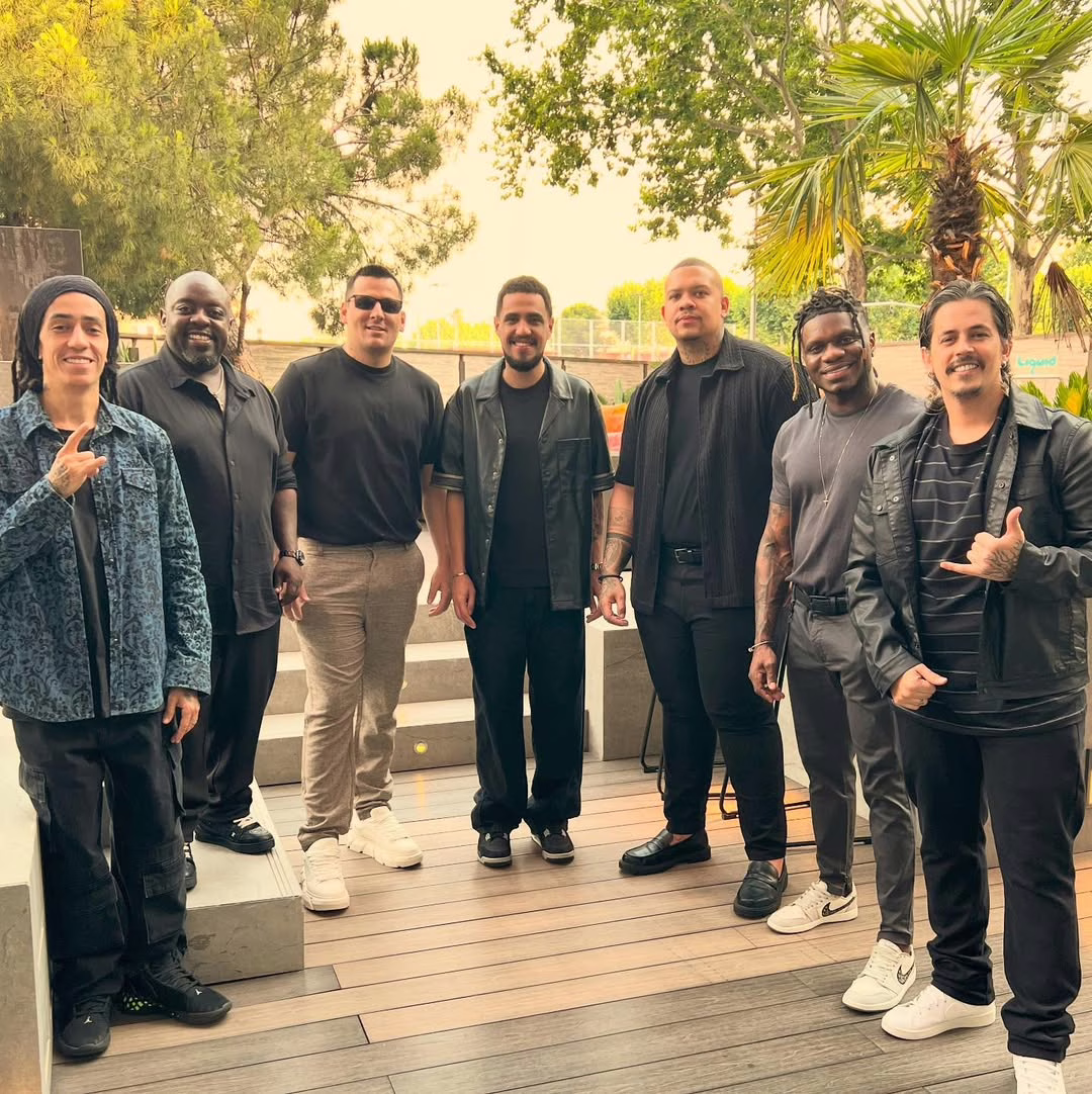 No Spotify, com mais de 2,7 milhões de ouvintes mensais, se consagram como um dos maiores grupos de pagode da atualidade. - Foto: Redes sociais/Reprodução