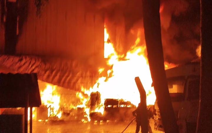 Fogo atinge galpão de sementes em Abelardo Luz | Imagem: Corpo de Bombeiros/Reprodução