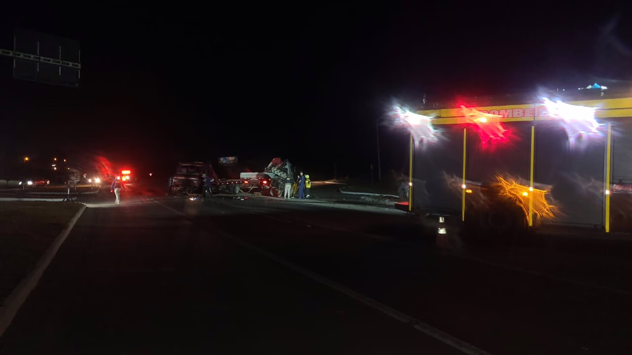 Grave acidente entre carro e caminhão deixa duas pessoas mortas e três feridos na BR-282 (1)