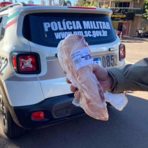 O suspeito tentou esconder a carne embaixo das calças | Imagem: Rede Peperi/Reprodução