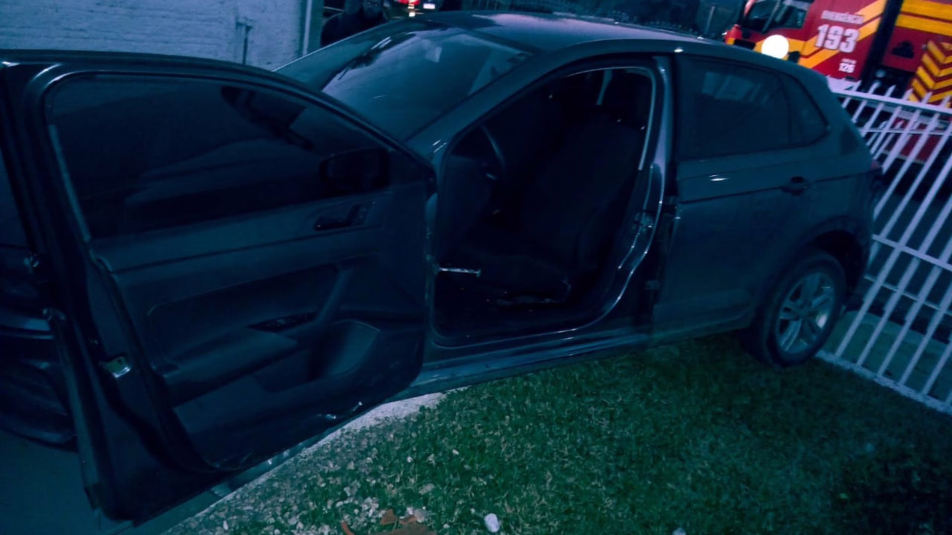 Homem morre ao ser prensado por carro na própria garagem em SC. – Foto: CBMSC/Reprodução