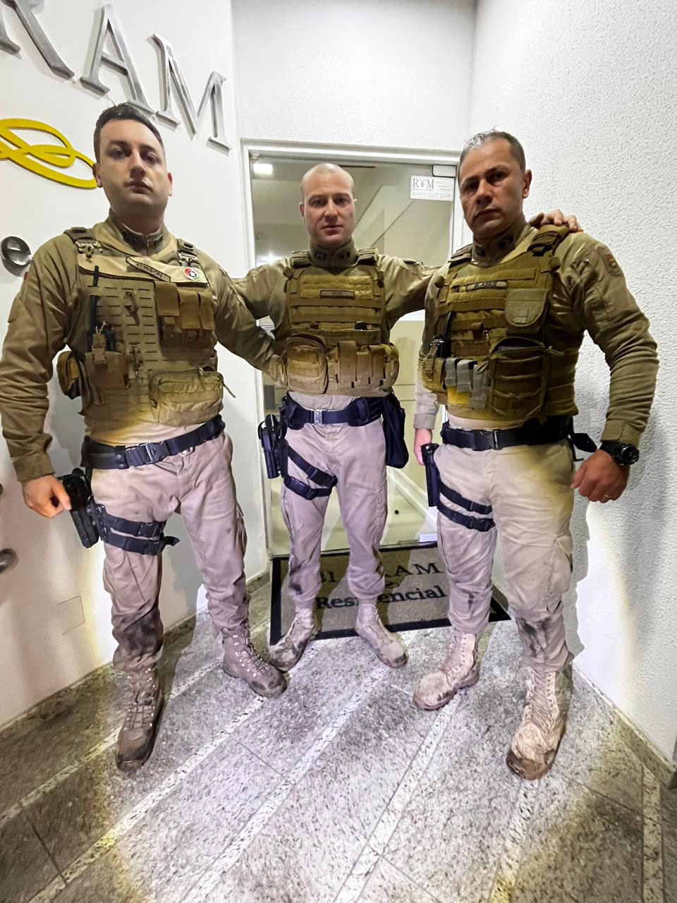 PMs evitam tragédia e salvam homem pendurado em prédio de nove andares em Itapema