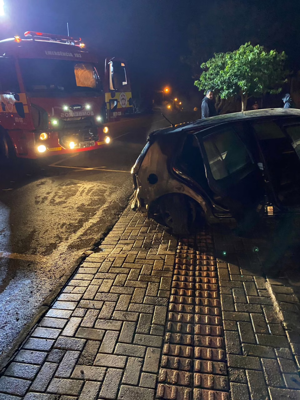 Incêndio atinge carros e intoxica moradores no Oeste de SC