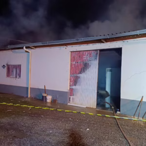 Incêndio destrói alojamento de empresa no Oeste de SC | Imagem: Polícia Militar/Reprodução