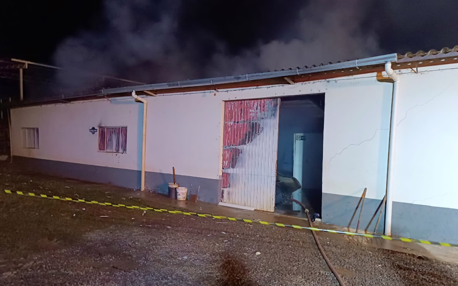 Incêndio destrói alojamento de empresa no Oeste de SC | Imagem: Polícia Militar/Reprodução