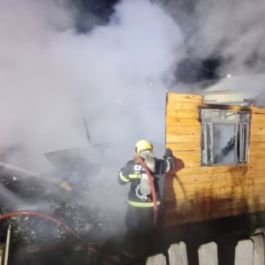 Incêndio destrói casa em Lages | Foto: 5 BBM