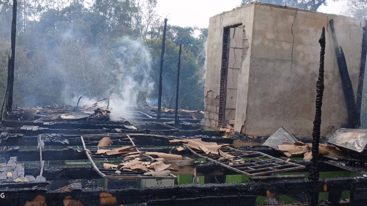 Incêndio destrói casa em Otacílio Costa; vizinho salva moradora | Foto: 5 BBM
