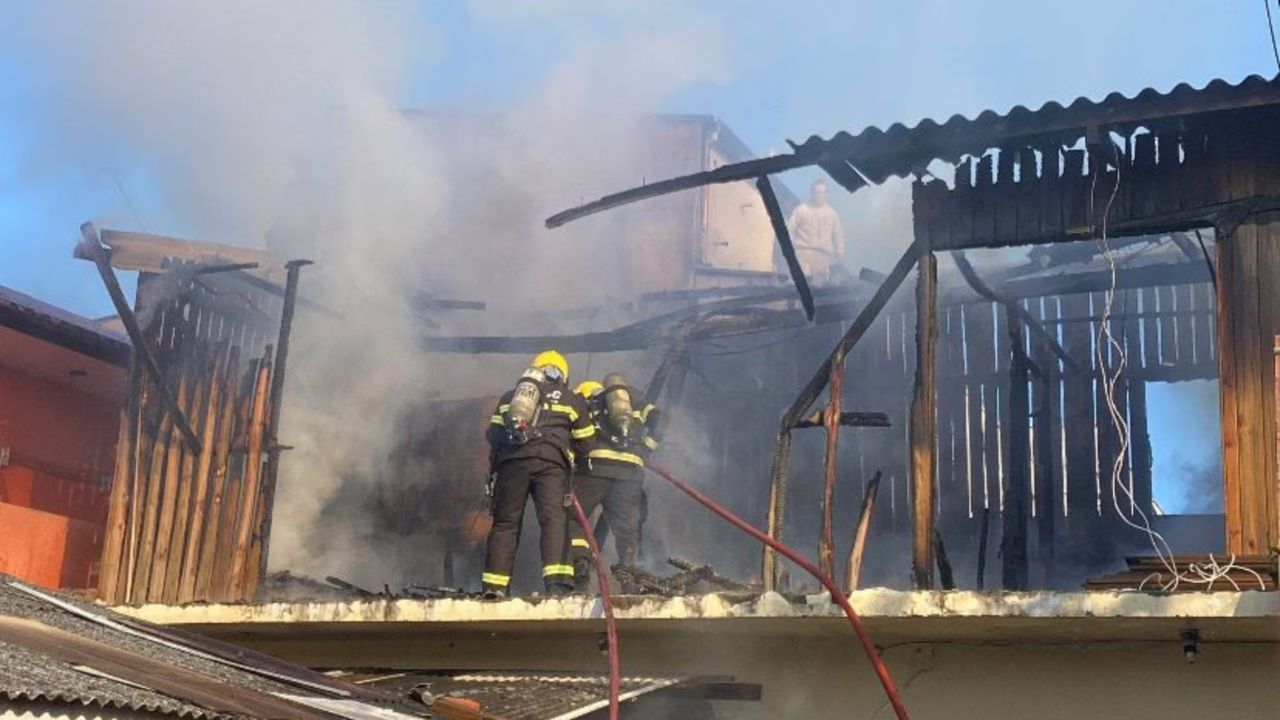 Incêndio destrói casa na Grande Florianópolis. - Foto: CBMSC/Reprodução