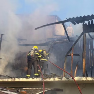 Incêndio destrói casa na Grande Florianópolis. - Foto: CBMSC/Reprodução