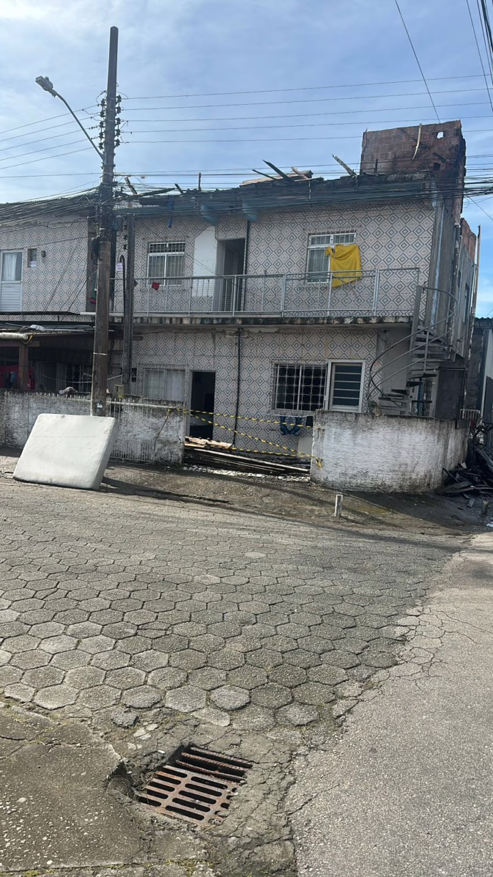 Incêndio destrói terceiro andar de prédio residencial em São José