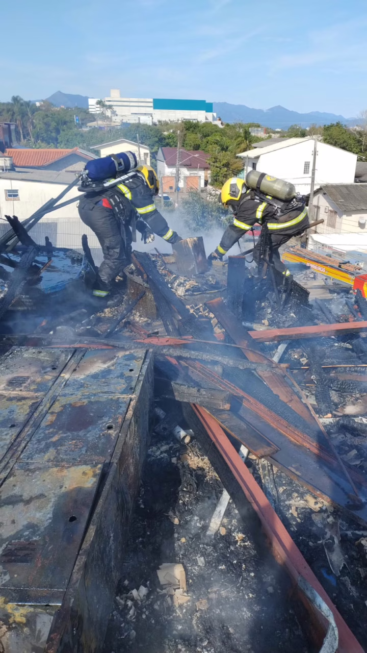 Incêndio destrói terceiro andar de prédio residencial em São José