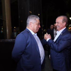 Jorginho Mello e João Rodrigues se encontram em tom republicano e amistoso. - Foto: Leandro Schmidt/Divulgação