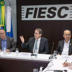 O futuro presidente da entidae, Gilberto seleme, o atual, Mario Cezar de Aguiar e o governador Jorginho Mello. Filipe Scotti/FIESC