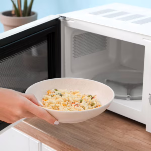 Micro-ondas faz mal Entenda se o eletrodoméstico oferece risco. - Foto: Canva/Reprodução