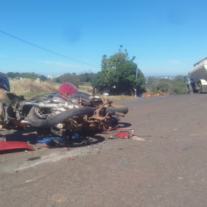 Motociclista morre ao colidir contra caminhão em Pinhalzinho | Imagem: Nova FM/Reprodução