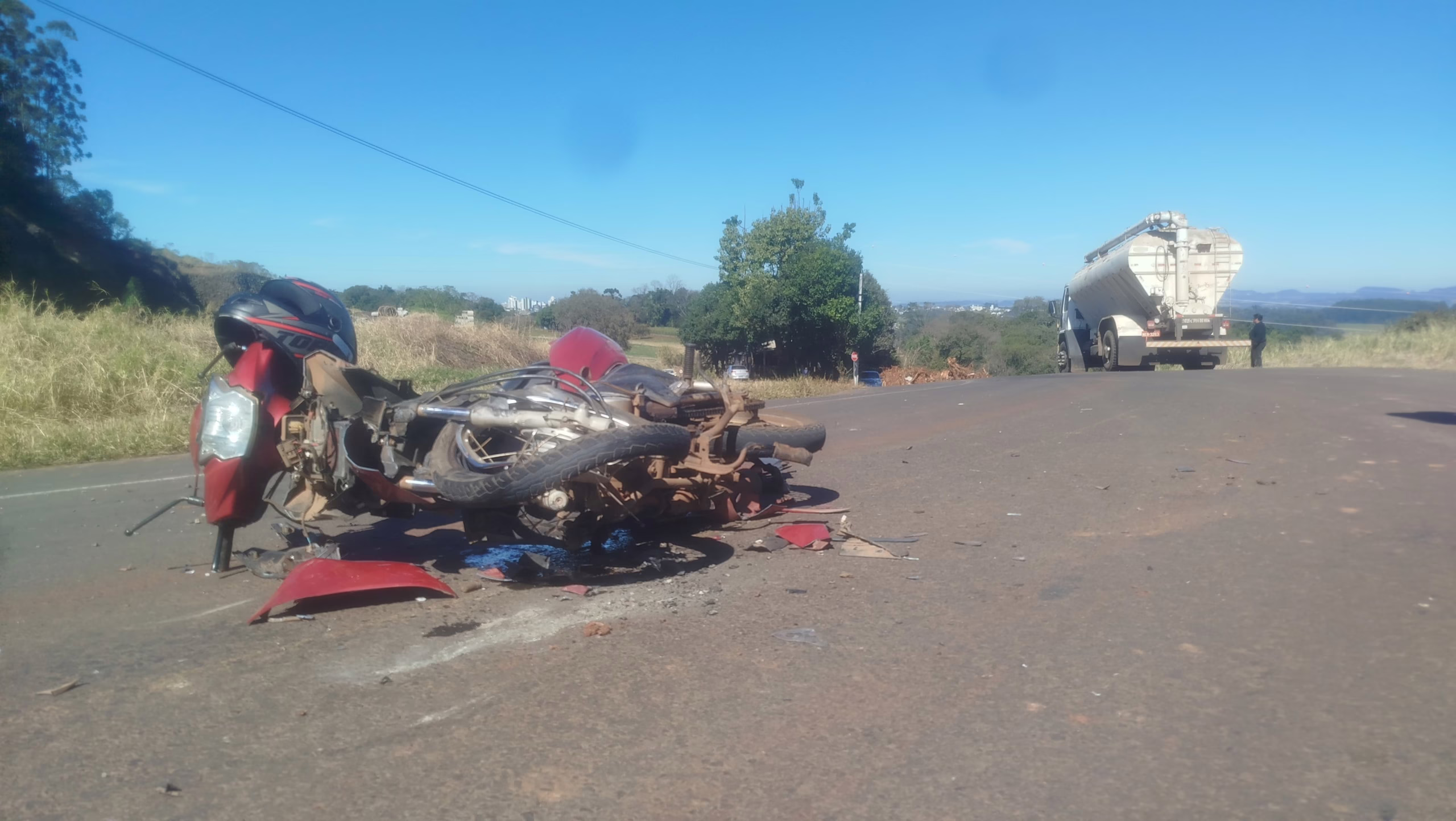 Motociclista morre ao colidir contra caminhão em Pinhalzinho | Imagem: Nova FM/Reprodução