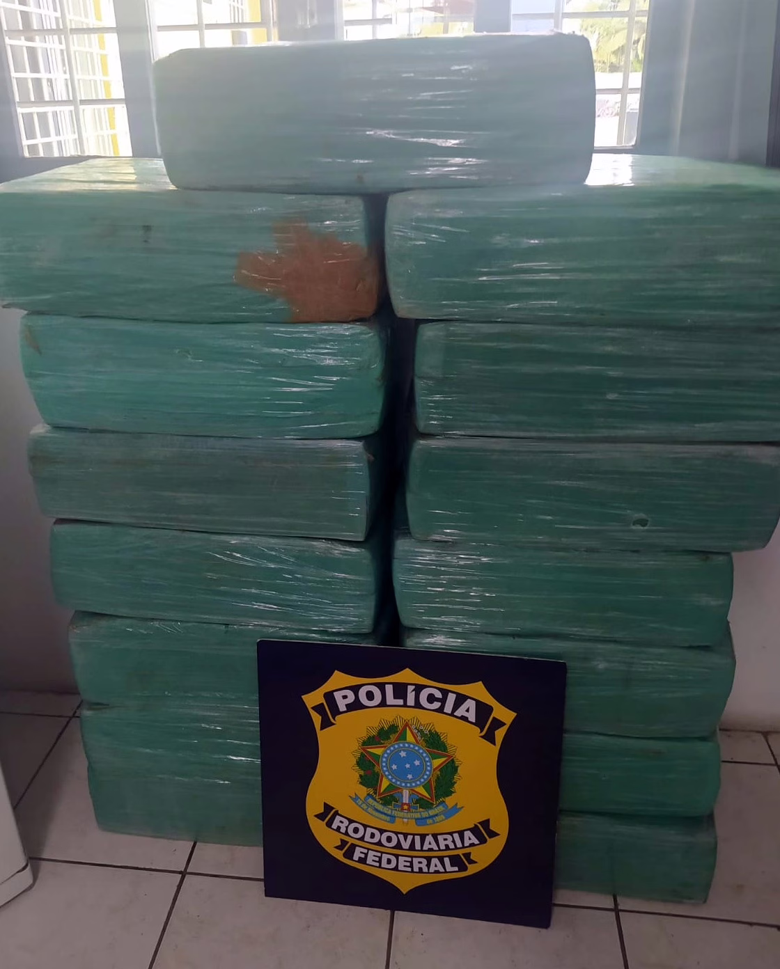 Motorista abandona carro com 515 kg de maconha e foge para mata em Joinville (2)